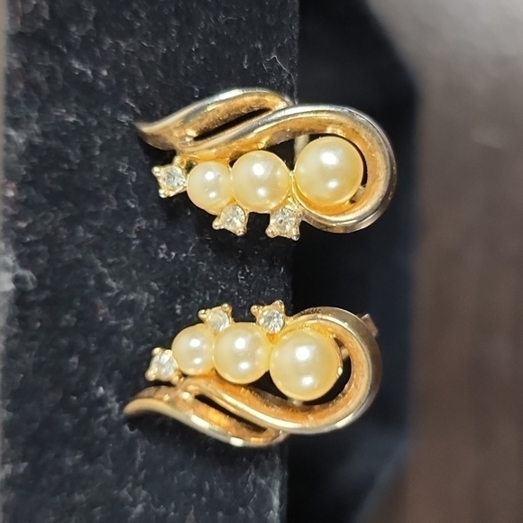 Vintage Trifari Clip On Earrings - Picture 1 of 4